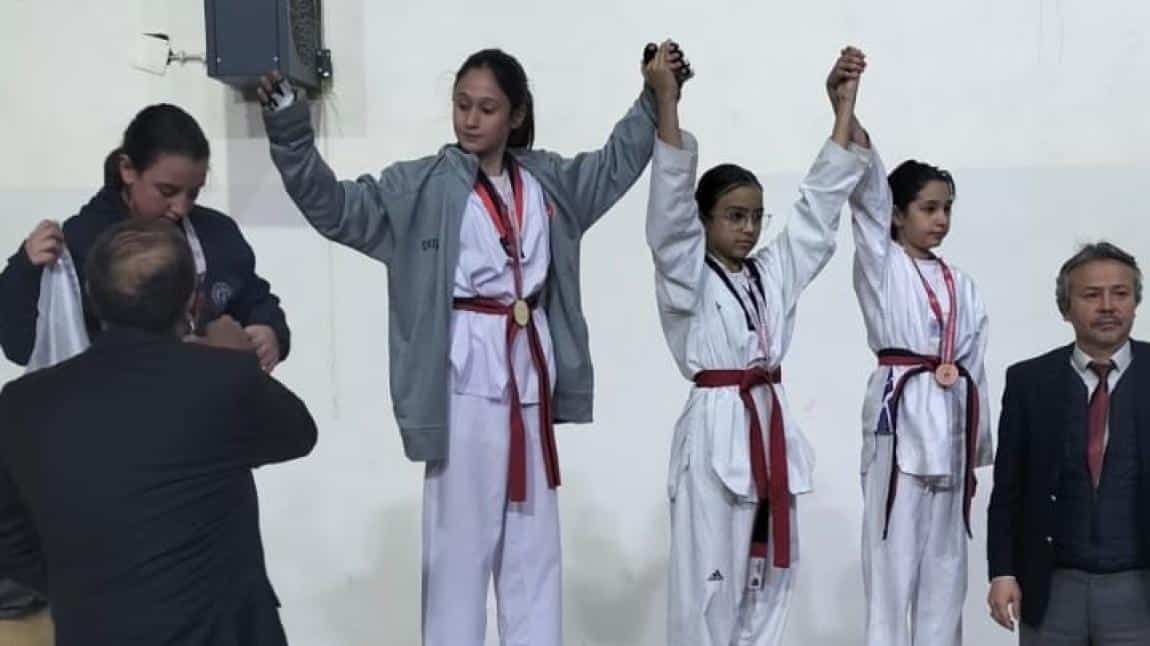 Taekwonda şampiyonasında Kübra Nur Tokşuk Şampiyon