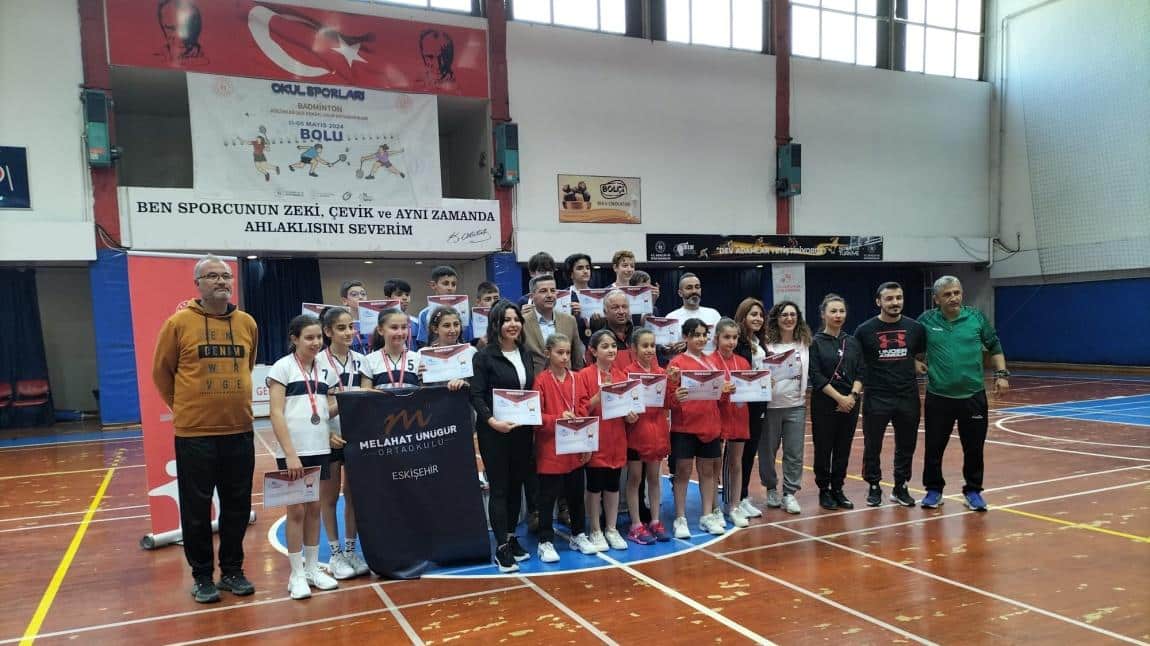 Badminton küçükler grup birinciliğinde okulumuz küçük kız takımımız grup 2. Olarak Türkiye finallerine gitmeyi hak kazandılar
